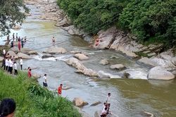 Lào Cai: Ra suối chụp ảnh, 2 vợ chồng du khách bị nước cuốn trôi