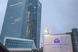 ECB bơm hàng tỷ USD vào các thị trường nợ yếu hơn của Eurozone