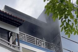 TP Hồ Chí Minh: Hàn xì sửa chữa quán cà phê, gây cháy nhà 3 tầng liền kề