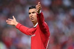 Ferdinand: 'MU không thể để Ronaldo ra đi'