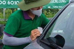 Chấm dứt tình trạng cùng lúc dán 2 thẻ ETC trên xe