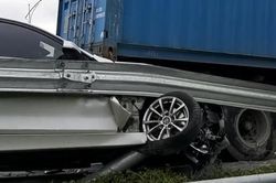 Xế xịn BMW bị xe container ép vào hộ lan bẹp dúm, 2 người thoát chết