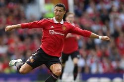Benzema: 'Ronaldo có rời đi thì MU mới lớn được'