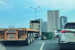 Bộ GTVT: Xử lý nghiêm vi phạm xe chở cuộn thép rơi xuống đường