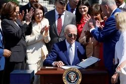 Ông Biden ký ban hành luật riêng cho ngành chip, đầu tư 52 tỷ USD để cạnh tranh với Trung Quốc
