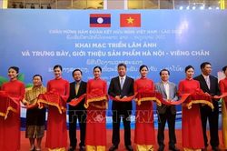 60 năm quan hệ Việt Nam-Lào: Khai mạc 'Không gian triển lãm ảnh, trưng bày sản phẩm, hàng hóa Hà Nội-Viêng Chăn'