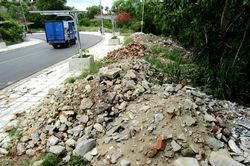 Đổ xà bần ra khu vực đường vòng Núi Chụt