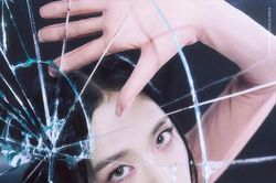 BLACKPINK hé lộ ảnh cá nhân cho 'PINK VENOM': Lisa lần đầu vén mái khi comeback