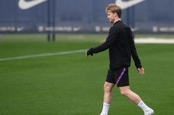 De Jong bị CĐV Barca sỉ nhục vì không chịu giảm lương