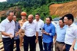 Chính trị - Xã hội Pháp luật - Cuộc sống Ông Khuất Việt Hùng thăm hỏi các gia đình nạn nhân trong vụ tai nạn giao thông nghiêm trọng trên QL 49