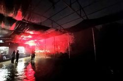 Cháy 300m2 nhà xưởng lúc rạng sáng