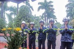 Đồng đội thắp hương tri ân 3 liệt sĩ cảnh sát PCCC ngày Rằm tháng 7