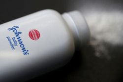 Johnson&Johnson dừng bán phấn rôm của trẻ em từ bột talc trên toàn cầu