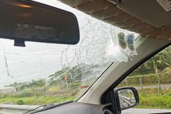 Ô tô nghi bị ném đá vỡ kính lái khi đang lưu thông trên cao tốc