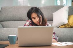 Vừa nhìn thấy người phỏng vấn khi đi xin việc, tôi đã bỏ chạy khỏi phòng, ngay ngày hôm sau, họ gọi lại yêu cầu tôi tiếp tục đến gặp
