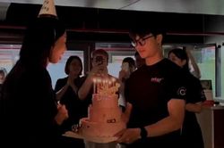Tặng bánh kem cho Thùy Tiên, chàng trai bất ngờ chiếm spotlight vì sở hữu nhan sắc 'cực phẩm'