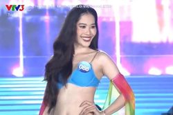 Nam Em rực lửa với trang phục áo tắm khoe body căng mịn, fan hò hét muốn banh bờ biển Quy Nhơn
