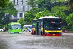 Hà Nội ngập nặng sau trận mưa kỷ lục từ đêm đến sáng, mưa còn kéo dài đến bao giờ?