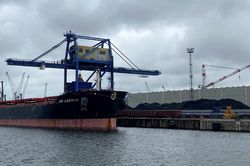 EU bắt đầu cấm nhập khẩu than đá Nga