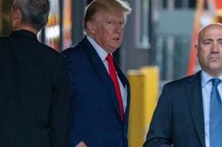 FBI 'ghé thăm' nhà cựu Tổng thống Trump tìm kiếm tài liệu gì?