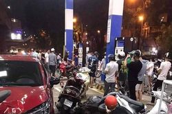 Ô tô tông nhiều xe máy khi đang đổ xăng ở Hà Nội