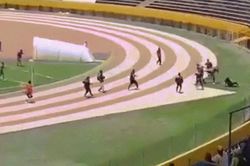Bị cổ động viên 'rượt đánh tơi tả', trọng tài chạy trốn quanh sân