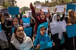 Afghanistan: Taliban nổ súng cảnh cáo giải tán phụ nữ biểu tình