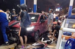 Điều tra vụ xe ô tô tông thẳng vào cây xăng đường Láng