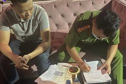 Phát hiện hàng chục 'dân chơi' hít 'bóng cười' trong quán bar phố cổ