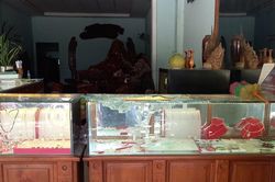 Người đàn ông cầm cuốc xông vào tiệm đập bể tủ kính, cướp vàng tẩu thoát