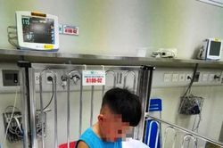 Hà Nam: Dùng dây thít cổ bé 3 tuổi, nhét vào tủ cấp đông