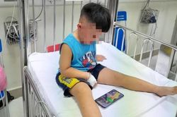 Cứu sống bé trai hơn 3 tuổi nghi bị bạo hành, nhốt trong tủ đông