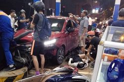 Khởi tố vụ án, tạm giữ lái xe ô tô đâm vào cây xăng khiến 8 người bị thương