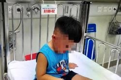 Cấp cứu bé 3,5 tuổi chấn thương đầu mặt cổ, bị cho vào thùng giấy, nhốt trong tủ cấp đông