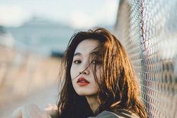 Được bố mẹ dẫn đi chơi, con gái tôi thốt một câu mà chúng tôi đau lòng