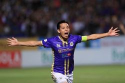 Ghi 2 bàn trong 3 phút, Hà Nội FC lại 'gieo sầu' cho thầy trò Kiatisuk