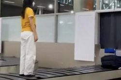 Lại thêm một nữ du khách leo lên băng chuyền để quay TikTok