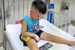 Bé trai hơn 3 tuổi nghi bị hàng xóm đánh đập, nhốt vào tủ cấp đông