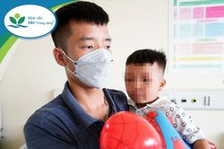Bé trai 3 tuổi bị bạo hành cho vào tủ cấp đông đã ra viện