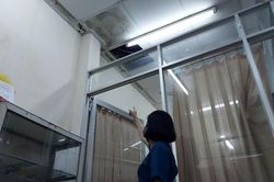 TP HCM: Trạm y tế ngay quận 1 bị ngập nước, mưa dột tứ bề