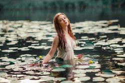 Mê đắm mỹ nữ chụp hình bên bờ suối, rừng cây đẹp như tranh