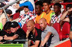 Erik ten Hag tức giận MU, Ronaldo nhận quả đắng