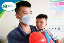 Bé trai ở Hà Nam bị cho vào tủ cấp đông được ra viện vào chiều nay