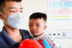 Sức khỏe bé 3 tuổi bị cho vào tủ đông: Ngày ra viện vẫn tổn thương tinh thần, quấy khóc, sợ người lạ