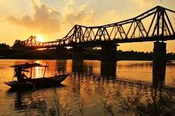 Cả ngày nắng nóng từ Bắc vào Nam, chiều tối mưa giông