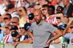 HLV Erik ten Hag chưa thấm hết sự khắc nghiệt của Ngoại hạng Anh