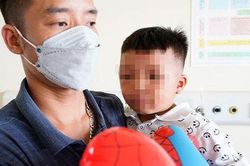 Bé trai 3 tuổi bị nhốt vào tủ đông đã ra viện chiều nay, theo dõi thêm về sức khỏe tinh thần