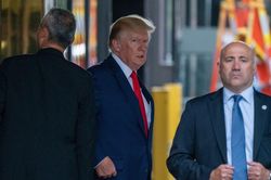 Bộ Tư pháp Mỹ yêu cầu bảo vệ nhân chứng trong vụ khám nhà ông Trump
