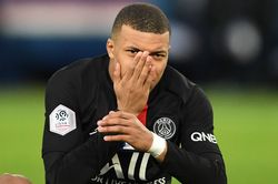 Mbappe đá phạt đền kém Neymar và Messi