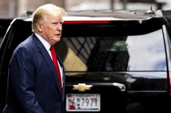Bị FBI thu hồi tài liệu tuyệt mật tại nhà riêng, cựu Tổng thống Trump có khả năng vi phạm Đạo luật Gián điệp?